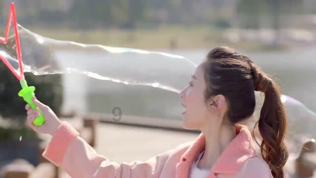国际青年打卡“尔滨” 对精美冰雕感到震撼