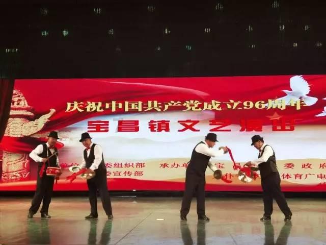 常州一男子跑进商场金店柜台将金饰塞进包里